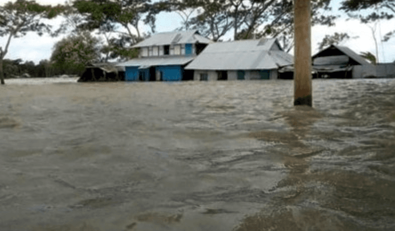 কলাপাড়ায় বেড়িবাঁধ ভেঙ্গে ২০ গ্রাম প্লাবিত