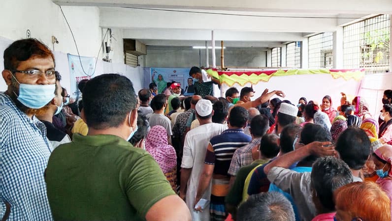 বরিশালে গণটিকার দ্বিতীয় ডোজ শুরু, নেই স্বাস্থ্যবিধি