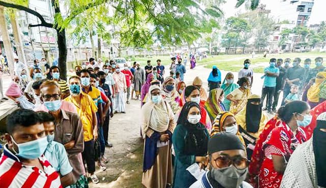 গণটিকার দ্বিতীয় ডোজ শুরু, উপেক্ষিত স্বাস্থ্যবিধি
