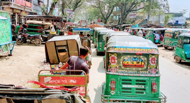 সরাইলে যানজটে অতিষ্ঠ পথচারীরা