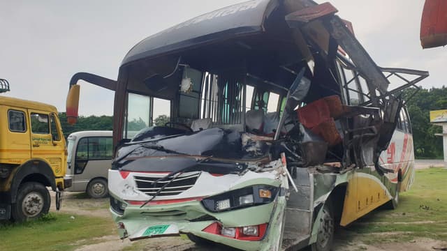বঙ্গবন্ধু সেতুতে বাস-ট্রাক সংঘর্ষ: নিহত ৩, আহত ১০