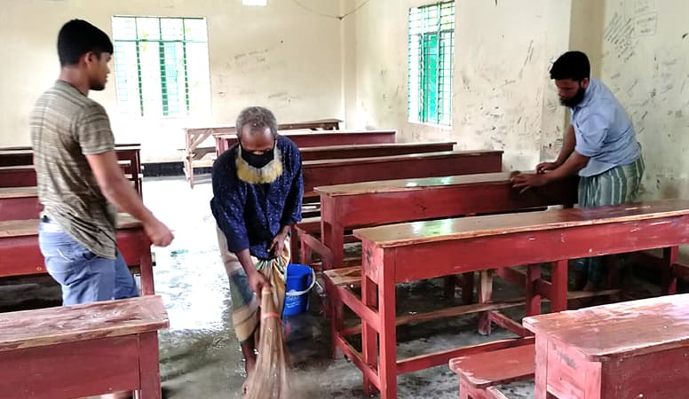 শিক্ষা প্রতিষ্ঠান খোলার খবরে লালমোহনে চলছে পরিস্কার-পরিছন্নতা