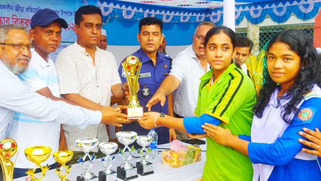 ধামইরহাটে গ্রীষ্মকালীন ক্রীড়া প্রতিযোগিতার সনদ ও পুরস্কার বিতরণ
