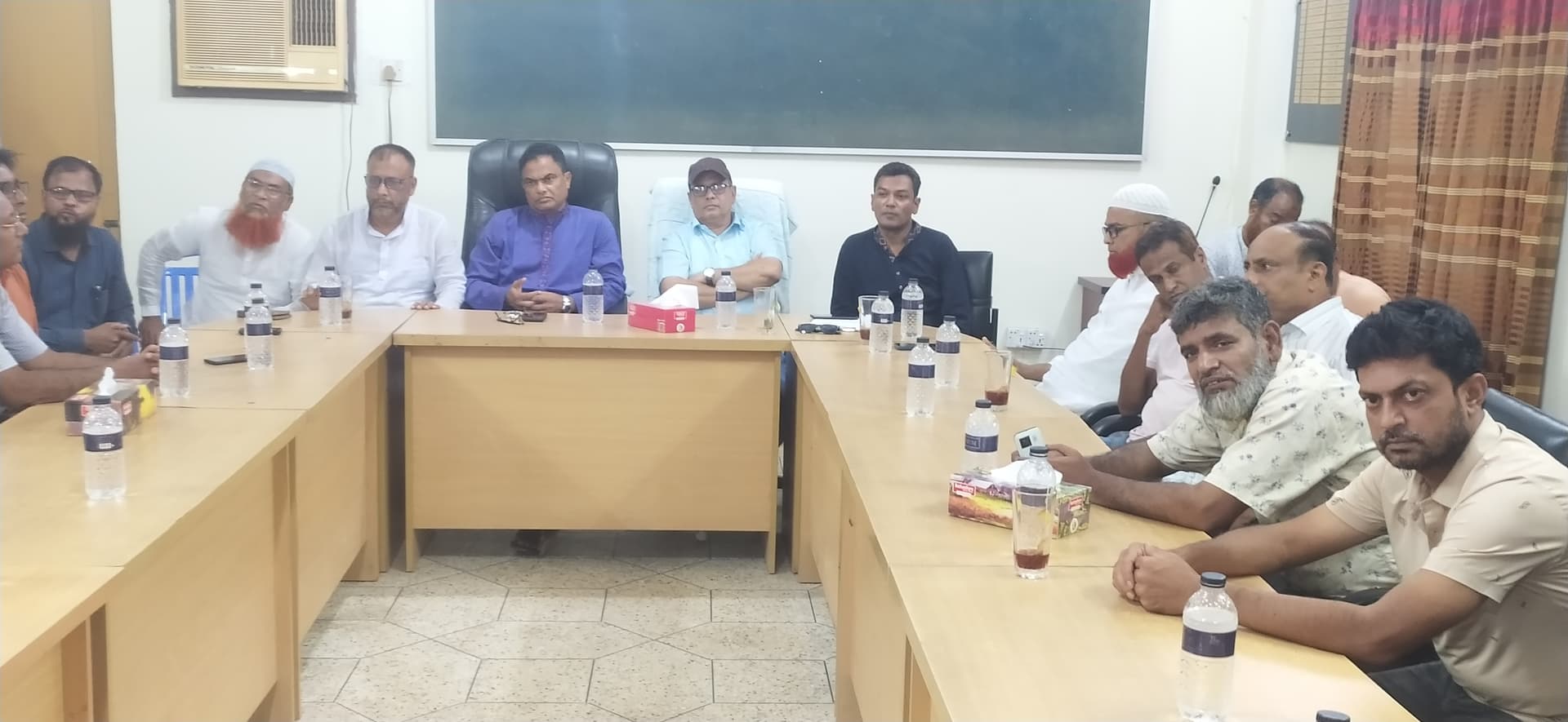হিলি স্থলবন্দর উন্নয়নে সাংবাদিকদের সাথে সি এন্ড এফ নেতৃবৃন্দের বৈঠক