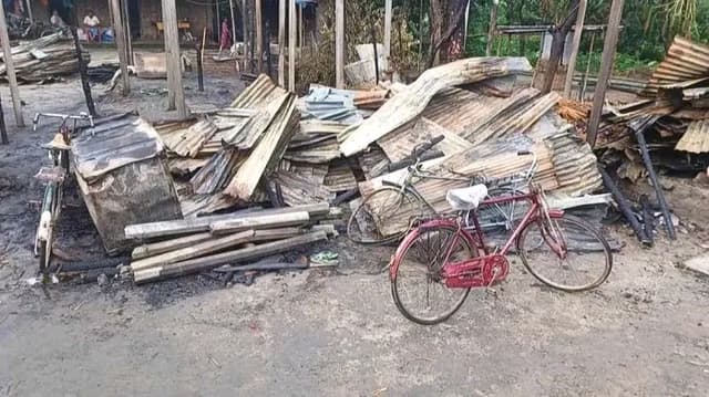 ঠাকুরগাঁওয়ে আগুনে পুড়ে গেল ২০টি বসতঘর,নিঃস্ব ৯ পরিবার