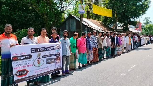 পরকীয়ার জেরে রেস্তরোঁ ব্যবসায়ী খুন, রাস্তায় দাঁড়ালেন এলাকাবাসী