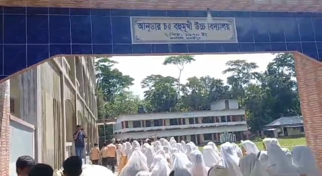 কালকিনিতে প্রধান শিক্ষকের অপসারণের দাবিতে শিক্ষার্থীদের বিক্ষোভ ও ক্লাস বর্জন