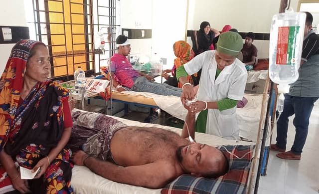 রুটি পড়া খাইয়ে হত্যার চেষ্টার অভিযোগ