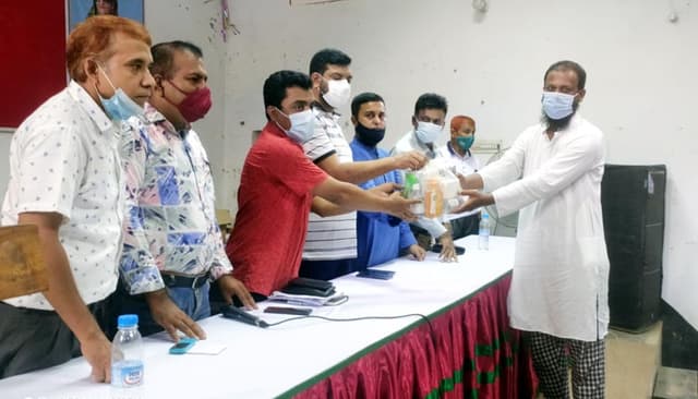 হিলিতে শিক্ষাপ্রতিষ্ঠানের শিক্ষার্থীদের জন্য স্বাস্থ্যসুরক্ষা সামগ্রী বিতরণ