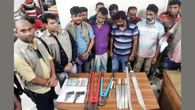 আশুলিয়ায় স্বর্ণের দোকানে ডাকাতি, নরসিংদীতে অস্ত্রসহ গ্রেপ্তার