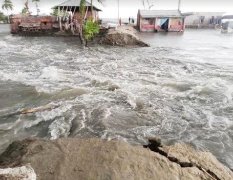 আশাশুনির প্রতাপনগরে বাঁধ ভেঙ্গে হাজার হাজার মানুষ পানিবন্দী