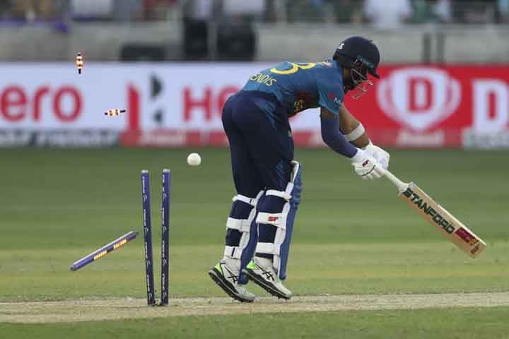 তিন উইকেট হারিয়ে বিপাকে শ্রীলঙ্কা