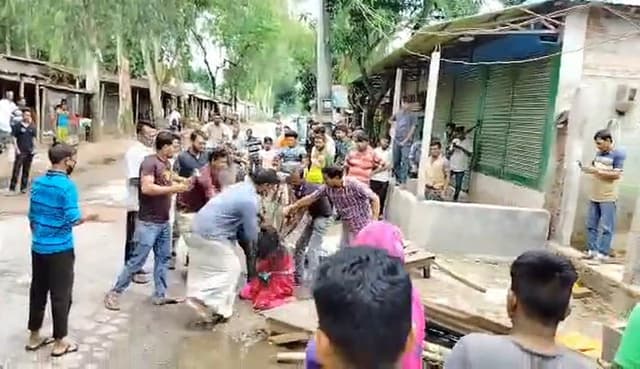 হাতীবান্ধায় গৃহবধুকে মারধর: ভিডিও ভাইরাল
