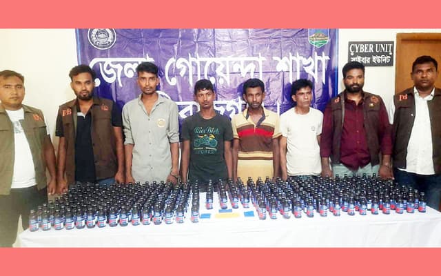 সিরাজগঞ্জে  ৩শ’ বোতল ফেন্সিডিল ও ইয়াবাসহ আটক ৪