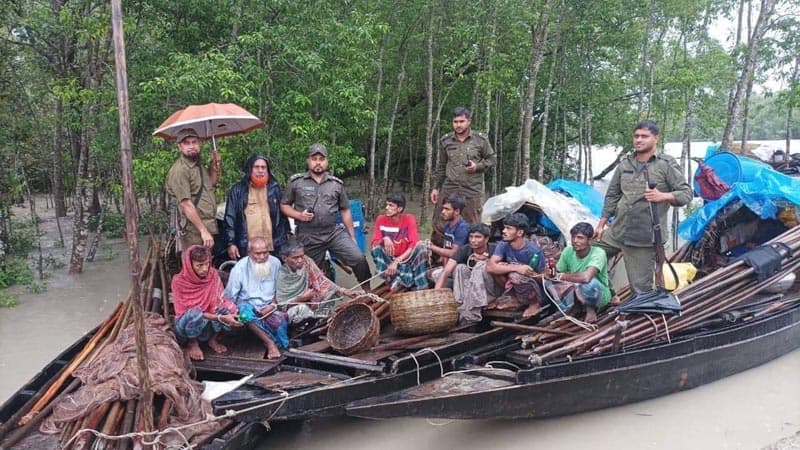 সুন্দরবনে বিষ দিয়ে মাছ শিকারের অভিযোগে আটক ৮