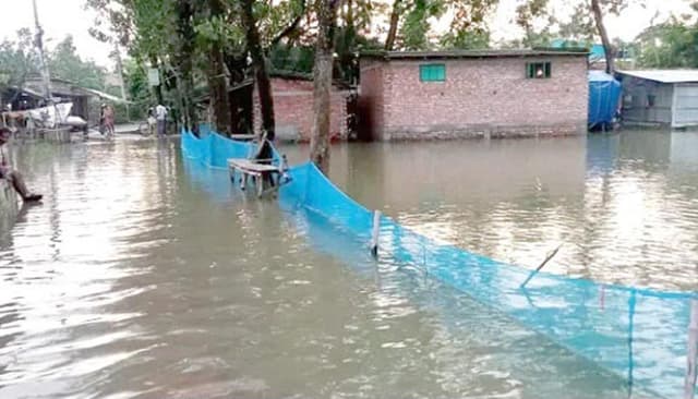 হাড়ীভাঙ্গা গ্রামে জলাবদ্ধতায় বিপর্যস্ত অর্ধশত পরিবার
