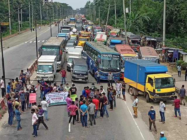 জাবি শিক্ষার্থীকে স্মৃতিসৌধে মারধর, ঢাকা-আরিচা মহাসড়ক অবরোধ