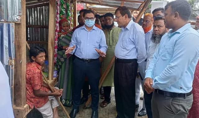 কাউখালীতে ভিক্ষুকদের মাঝে মুদি দোকান ঘর বিতরণ
