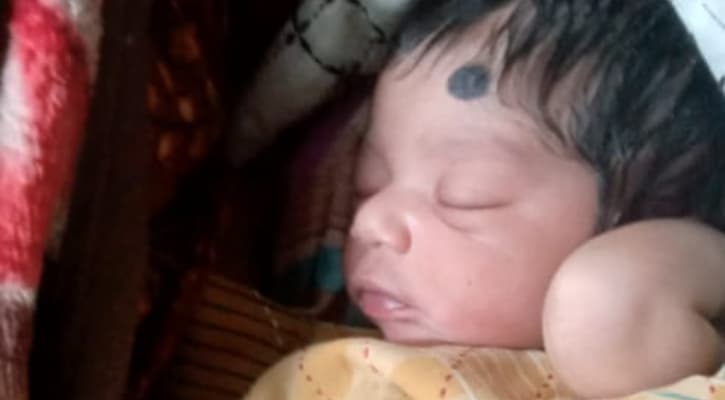 হাসপাতালের নার্সদের গাফিলতি, রাস্তায় সন্তান প্রসব!