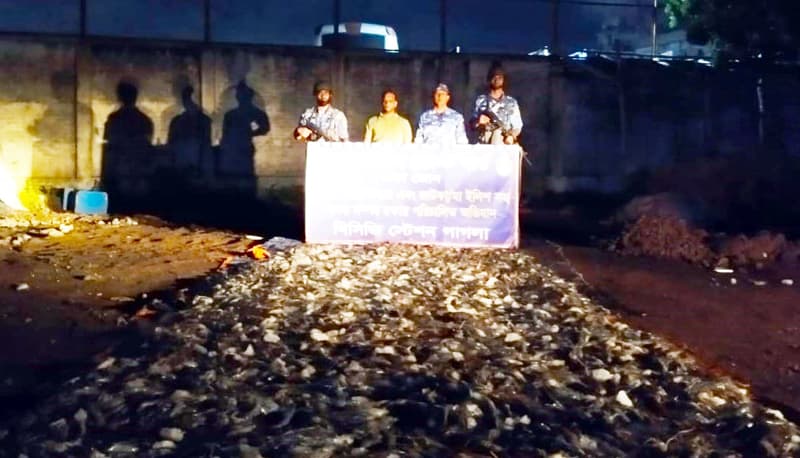 কোস্টগার্ডের অভিযানে জেলি মিশ্রিত বিপুল চিংড়ি জব্দ