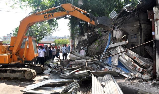 বরিশালে কীর্তনখোলা নদী তীরের অবৈধ স্থাপনা উচ্ছেদ