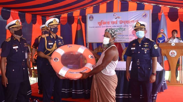 মোংলায় প্রান্তিক জেলেদের মাঝে জীবনরক্ষাকারী সামগ্রী বিতরণ