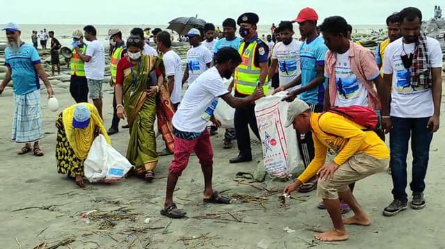 কুয়াকাটা সৈকতে পরিস্কার পরিচ্ছন্নতা ও ম্যারাথন দৌড়