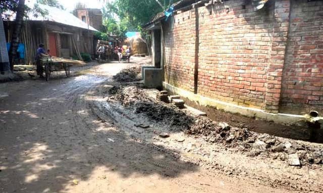 সংবাদ প্রকাশের পর আত্রাইয়ে রাস্তার জলাবদ্ধতা নিরসন