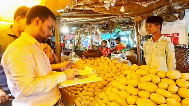 দেবীদ্বারে ভ্রাম্যমাণ আদালতের অভিযান; দুই ব্যবসায়ীকে জরিমানা