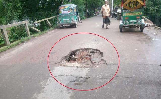 ব্রিজের মধ্যে গর্ত,  হাজারো মানুষের দুর্ভোগ