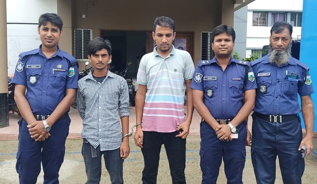 নওগাঁয় পুলিশ পরিচয়ে চাঁদাবাজি, গ্রেপ্তার দুই যুবক