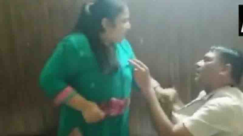 প্রেমিকা নিয়ে হোটেলকক্ষে স্বামী, বেধড়ক পেটালেন ক্ষুব্ধ স্ত্রী