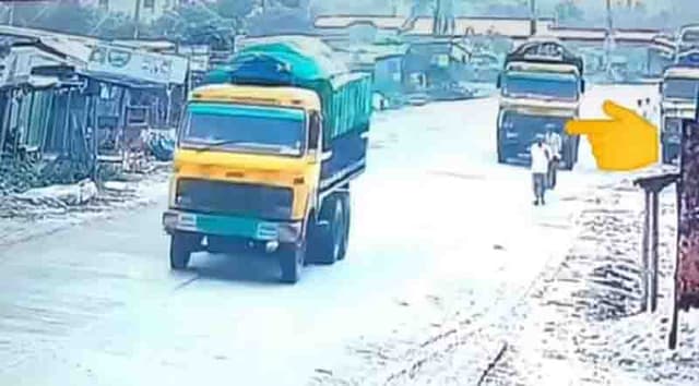 নবাবগঞ্জে ট্রাকের ধাক্কায় রাস্তার পাশে দাঁড়িয়ে থাকা বৃদ্ধার মৃত্যু