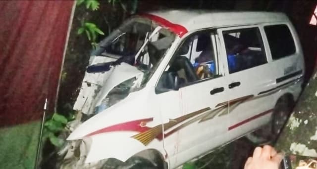 ঝালকাঠিতে অ্যাম্বুলেন্স নিয়ন্ত্রণ হারিয়ে গাছের সঙ্গে ধাক্কা, আহত- ৭