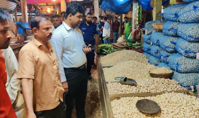 বাড়তি দামে আলু বিক্রি করায় হিলিতে ব্যবসায়ীকে জরিমানা