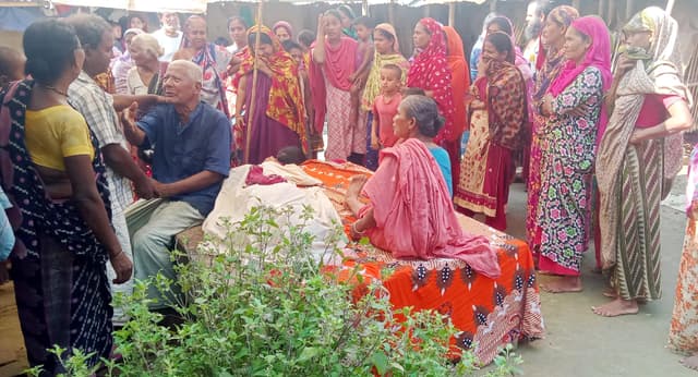পাঁচবিবিতে ইঁদুরে কেটে ফেলে লাইন ঠিক করা হলো না যুবকের