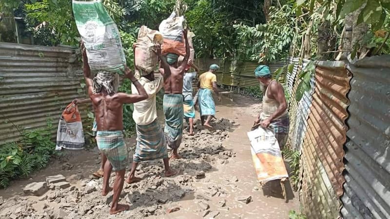 নড়িয়া পৌরসভা: সড়কের বেহাল দশায় জনদুর্ভোগ চরমে