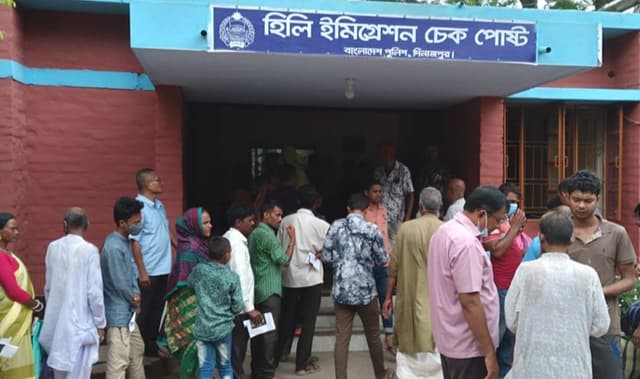 শারদীয় দুর্গাপূজা; হিলি ইমিগ্রেশন দিয়ে যাত্রী পারাপার বেড়েছে
