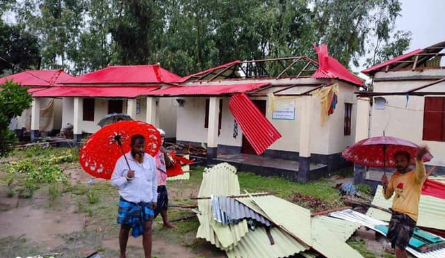 দিনাজপুরের তিন উপজেলায় ঘূর্ণিঝড়ে ক্ষতিগ্রস্ত পরিবারের পাশে এমপি শিবলী সাদিক