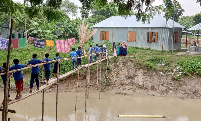 শিক্ষার্থীদের স্কুলে আসার একমাত্র ভরসা নড়বড়ে বাঁশের সাঁকো