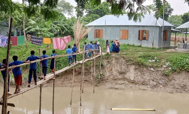 শিক্ষার্থীদের স্কুলে আসার একমাত্র ভরসা নড়বড়ে বাঁশের সাঁকো