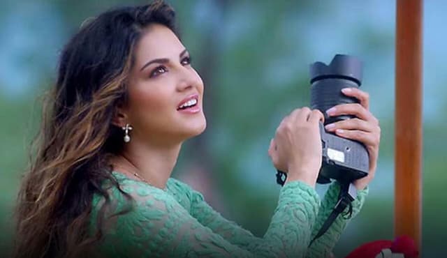 যে কারণে প্রকাশ্যে নায়িকাকে পেটালেন নায়কের স্ত্রী!