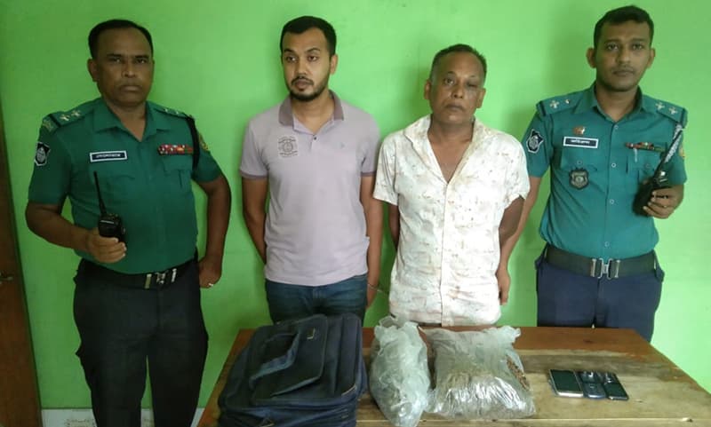 র‌্যাবের হাতে পুলিশ, জনতার হাতে মাদক নিয়ন্ত্রণ কর্মকর্তা মাদকসহ আটক