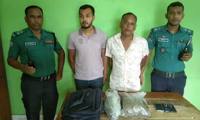 র‌্যাবের হাতে পুলিশ, জনতার হাতে মাদক নিয়ন্ত্রণ কর্মকর্তা মাদকসহ আটক