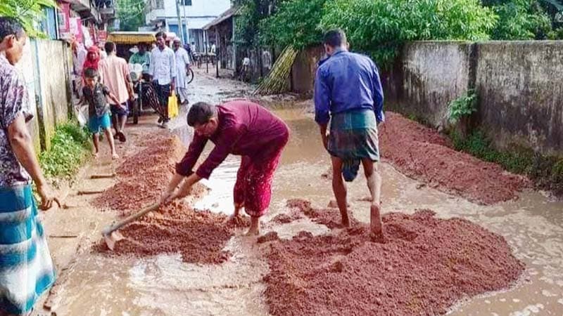 একাধিকবার মেয়াদ বৃদ্ধি করেও দেবীদ্বারে স্থবির সড়কের কাজ