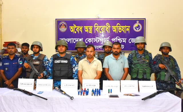 কোস্ট গার্ডের অভিযানে আটক যুবলীগ কর্মী: বিদেশি আগ্নেয়াস্ত্র ও গোলাবারুদ উদ্ধার