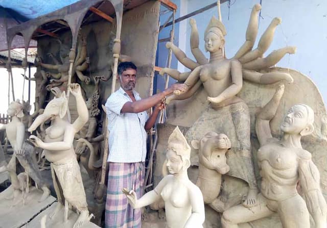 শারদীয় দুর্গাপূজা: আত্রাইয়ে শেষ সময়ের প্রস্তুতি শিল্পীদের