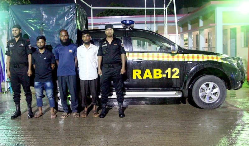 সিরাজগঞ্জে ৫১৭ বোতল ফেনসিডিলসহ ৩ মাদক ব্যবসায়ী গ্রেপ্তার