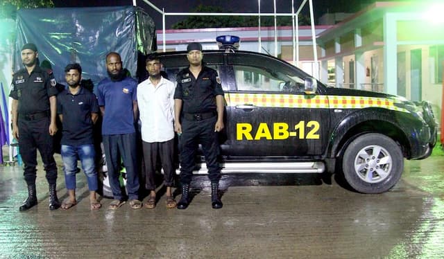 সিরাজগঞ্জে ৫১৭ বোতল ফেনসিডিলসহ ৩ মাদক ব্যবসায়ী গ্রেপ্তার