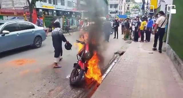 সার্জেন্ট মামলা দেয়ায় ক্ষোভে বাইক জ্বালিয়ে দিলেন চালক !